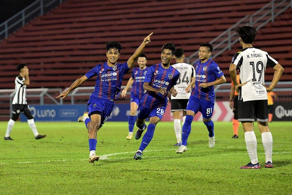 Sham K K George meraikan jaringan ketika menentang TFC II pada perlawanan Liga Perdana di Stadium Majlis Bandaraya Pasir Gudang pada Ahad. - Foto Bernama.