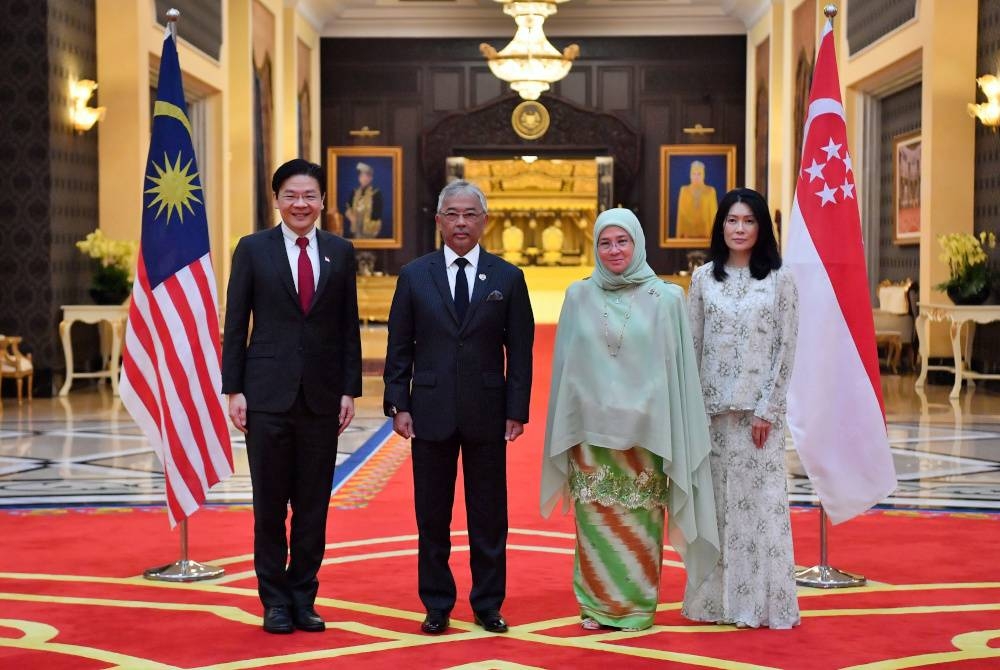 Yang di-Pertuan Agong Al-Sultan Abdullah Ri&#039;ayatuddin Al-Mustafa Billah Shah (dua, kiri) dan Raja Permaisuri Agong Tunku Hajah Azizah Aminah Maimunah Iskandariah (dua, kanan) berkenan bergambar bersama Timbalan Perdana Menteri yang juga Menteri Kewangan Singapura Lawrence Wong dan isterinya Loo Tze Lui di Istana Negara, pada Selasa. - Foto Bernama
