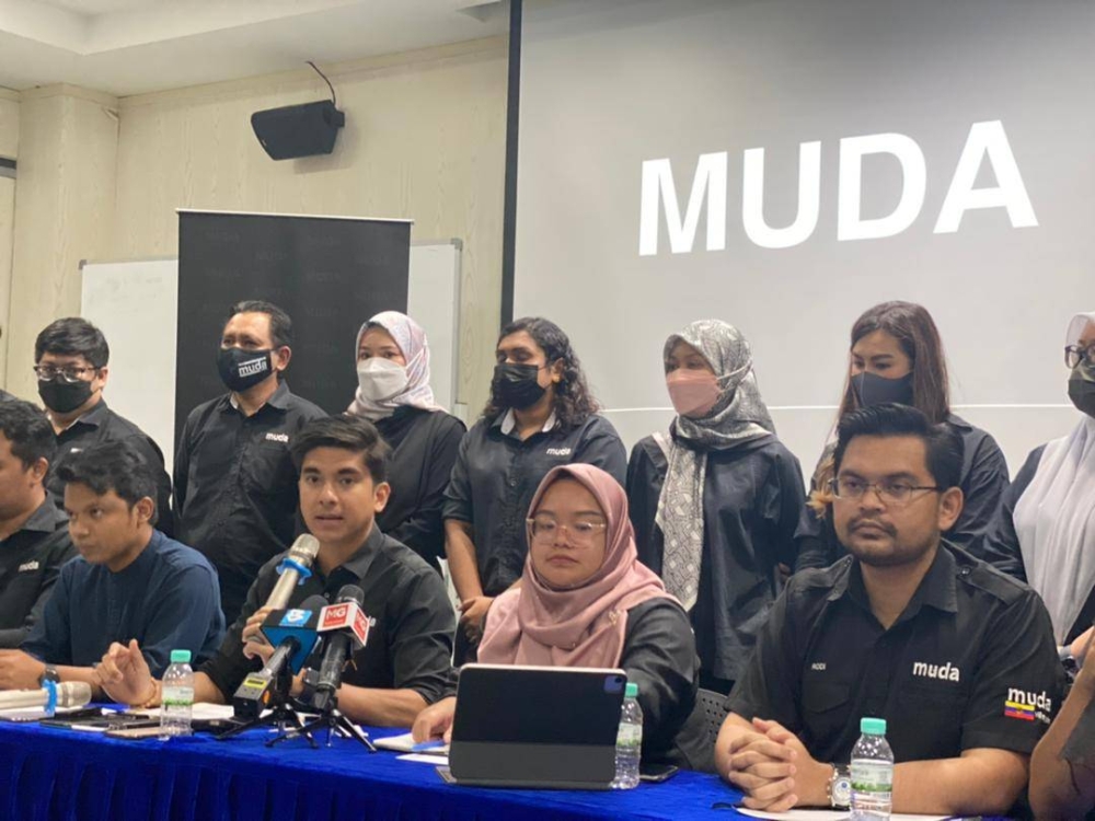 Syed Saddiq (duduk, dua dari kiri) pada sidang media selepas Persidangan Pilihan Raya Muda pada Selasa. 