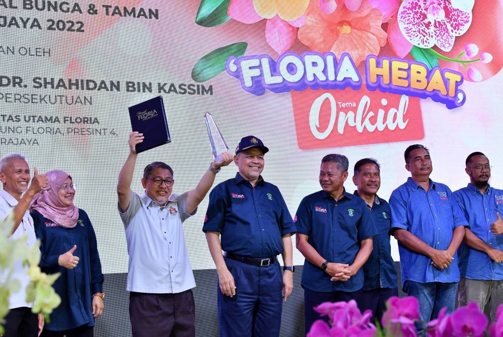 Menteri Wilayah Persekutuan Datuk Seri Shahidan Kassim menyampaikan Anugerah Floria Garden Prime Award 2022 kepada Dewan Bandaraya Kuala Lumpur (DBKL) sempena Majlis Penutup Floria Diraja Putrajaya 2022 di Anjung Floria, pada Selasa. - Foto Bernama
