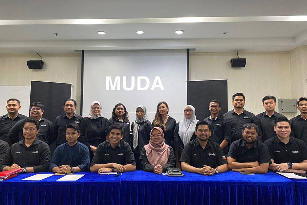 Amira Aisya (duduk, tengah) bersama kepimpinan Muda selepas Persidangan Pilihan Raya Muda pada Selasa.