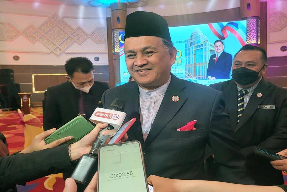 Mohd Arifin ketika ditemui pemberita selepas merasmikan majlis penutupan Pertandingan Pidato Kebangsaan Peringkat Sabah, di Menara Kinabalu, Kota Kinabalu.