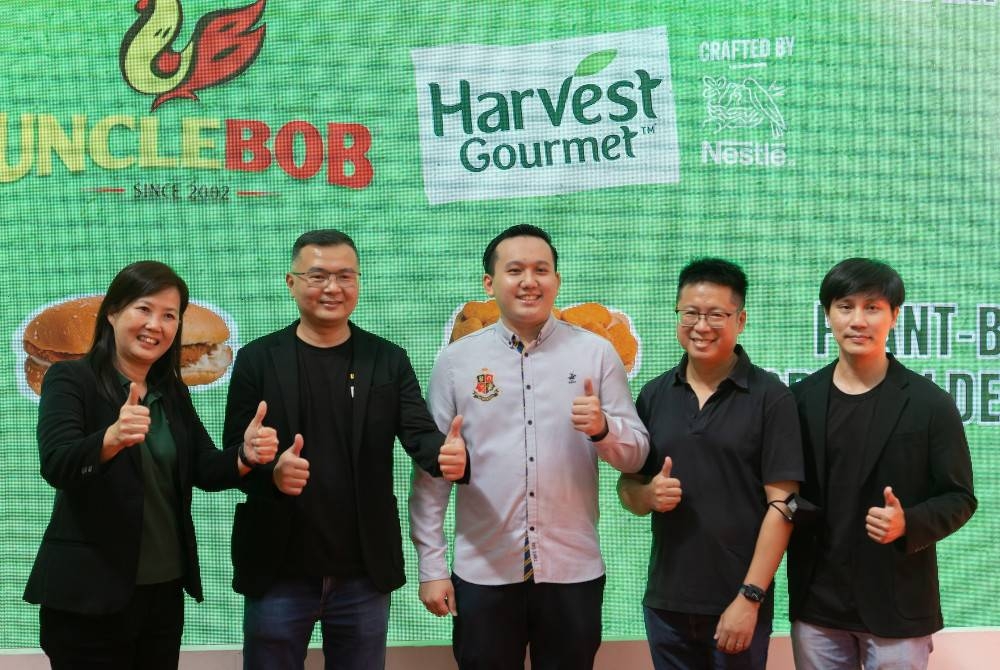 Woon Lain (kiri) dan Kelvin (dua dari kiri) pada majlis pelancaran Harvest Gourmet x Uncle Bob di ITCC Penampang, Sabah pada 31 Ogos lepas.