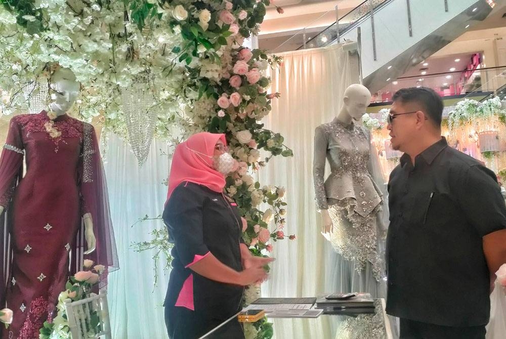 Muhammad Jailani (kanan) melawat reruai pada Festival Pengantin di Pringgit, Melaka pada Selasa.