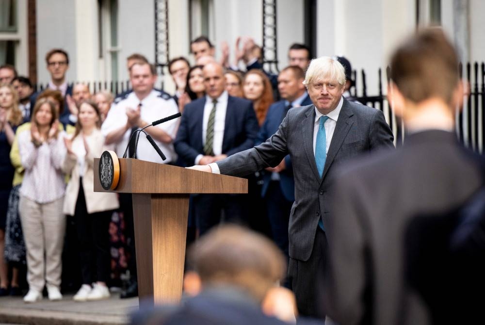 Johnson dalam ucapan terakhirnya sebagai perdana menteri di hadapan 10 Downing Street, London pada Selasa. - Foto EPA