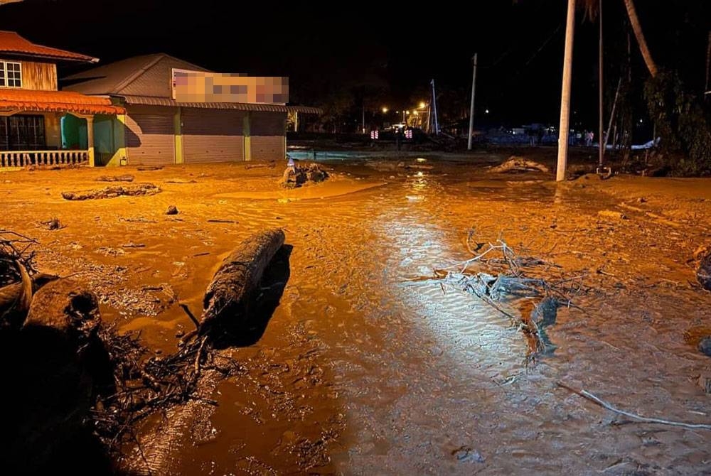 Keadaan beberapa buah kampung di Kupang Baling termasuk di Kampung Iboi dipenuhi lumpur akibat dilanda banjir kilat pada Selasa. - Foto Ihsan APM