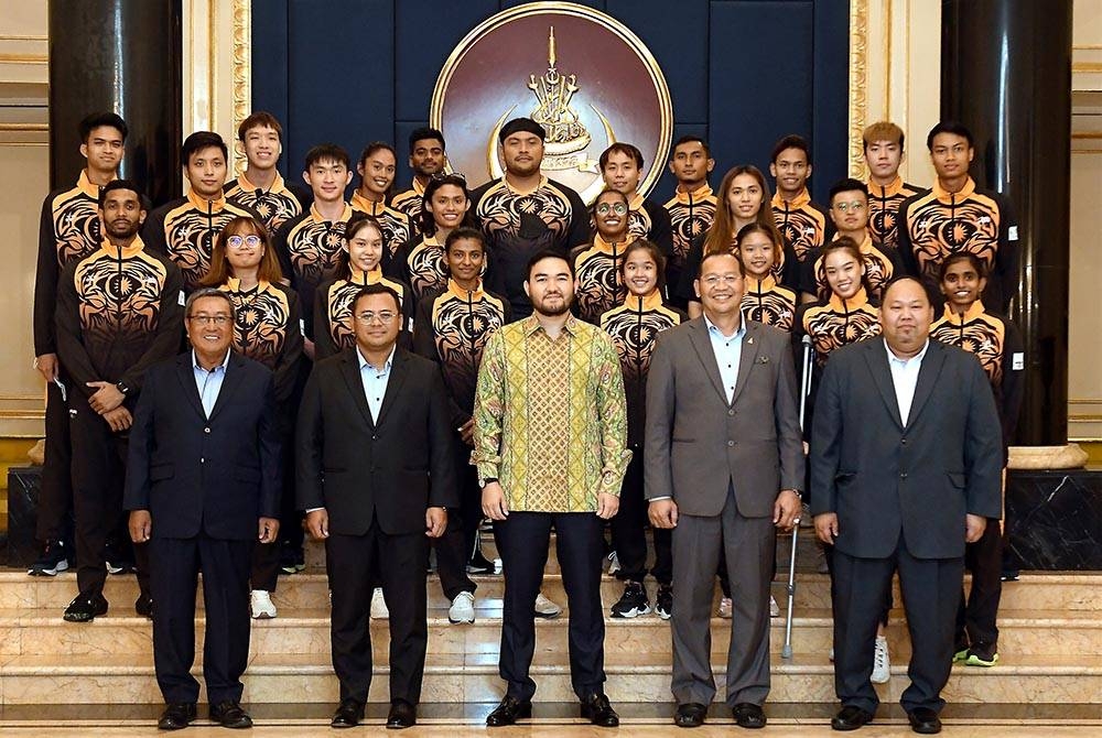 Tengku Amir Shah (tengah) bersama para atlet negara yang juga atlet Selangor pada Majlis Penyerahan Insentif Kemenangan Atlet Selangor di Hanoi 2021 dan Birmingham 2022 di Istana Alam Shah Klang pada Rabu. - Foto Bernama