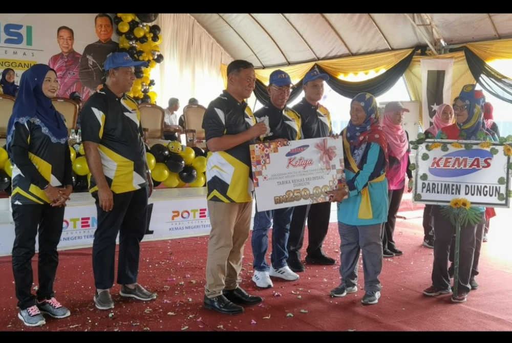 Ramlan (tiga dari kiri) menyampaikan hadiah kepada pemenang Hari Potensi Tabika Kemas Peringkat Negeri Terengganu di sini pada petang Selasa.