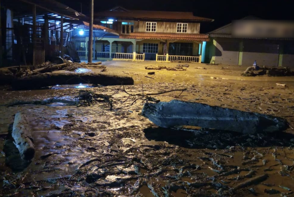 Keadaan lumpur kesan banjir kilat yang melanda Kampung Iboi, Kupang, Baling pada Selasa.