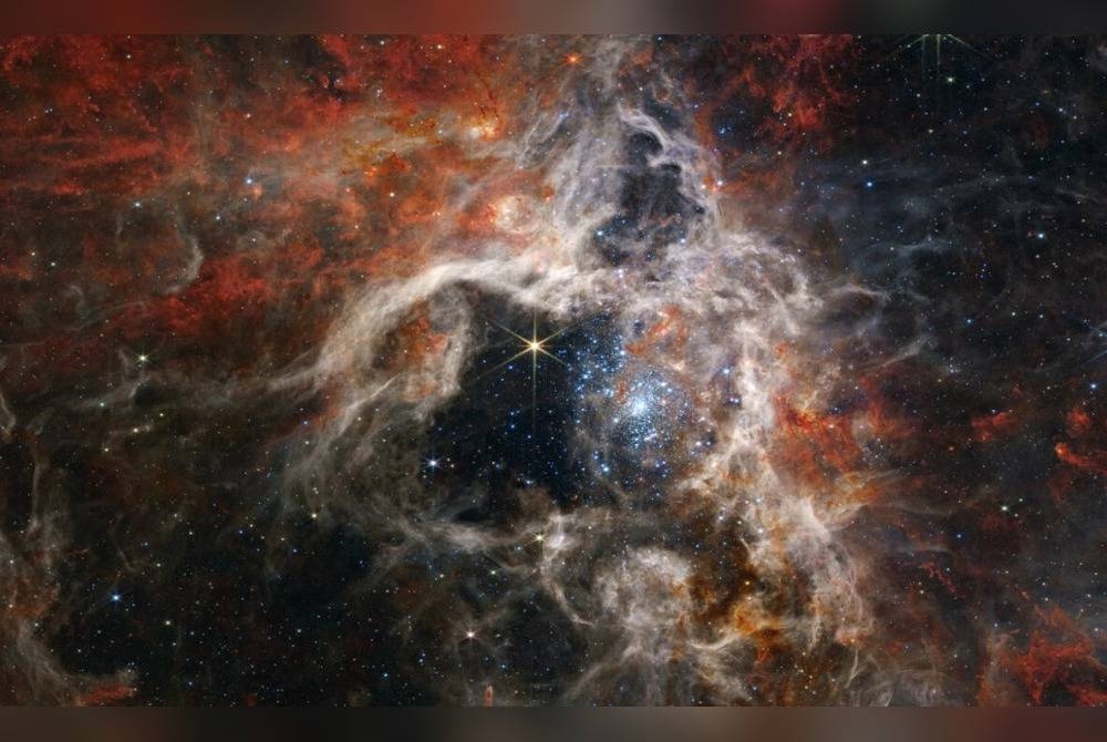 Dikenali sebagai 30 Doradus, Nebula Tarantula terletak sejauh 161,000 tahun cahaya dari bumi. - Foto NASA/AF