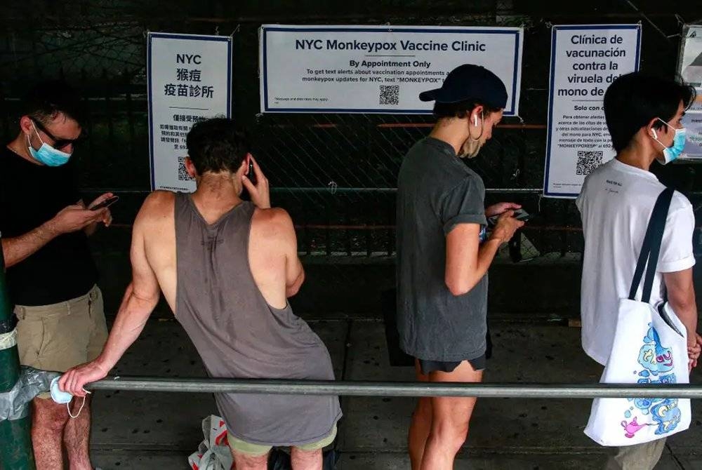 Orang ramai menunggu untuk mendapatkan vaksin cacar monyet di pusat vaksinasi di Brooklyn. - Foto Kena Betancur/AFP