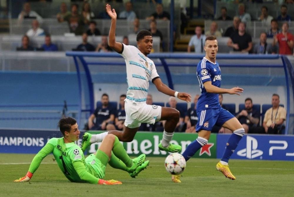 Pemain Dinamo Zagreb, Mislav Orsic (tengah) melakukan percubaan ke pintu gol Chelsea untuk gol tunggal perlawanan. - Foto Reuters