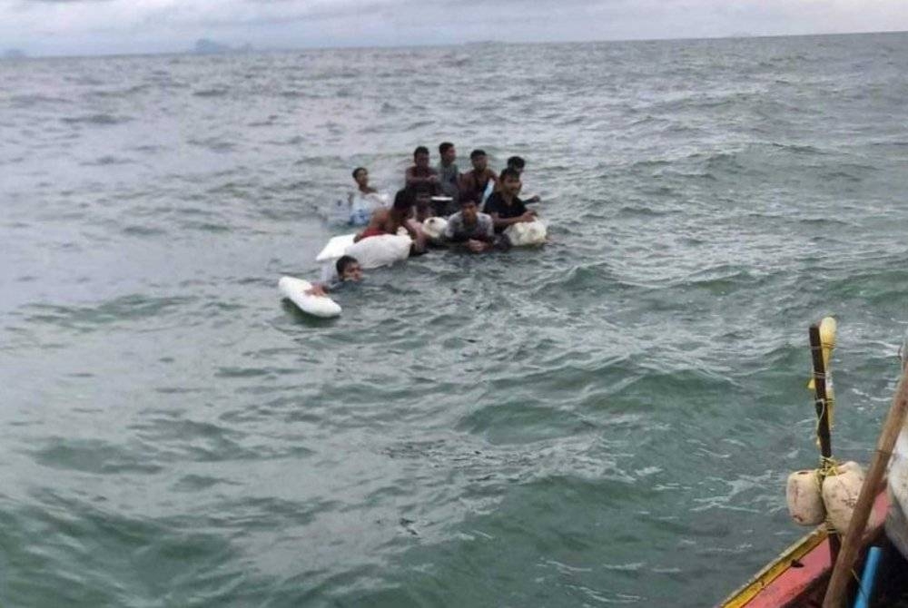 Sepuluh lelaki Rohinya ditemui hanyut di laut di daerah La-ngu, wilayah Satun. - Foto Songsak Wanboriboon via Facebook Arsa Pithak Muang