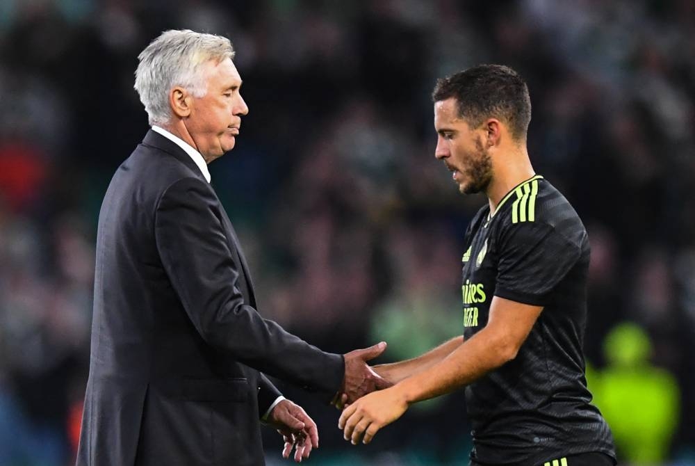 Ancelotti (kiri) mengucapkan tahniah kepada Hazard selepas aksi Real Madrid menentang Real Madrid di Celtic Park, Glasgow pada Rabu. - Foto AFP