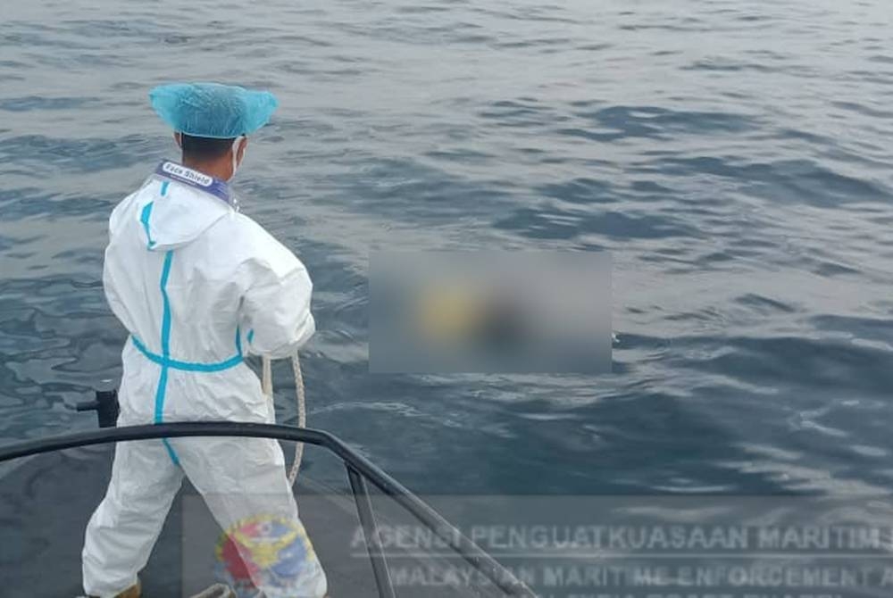 Mayat lelaki tanpa identiti ditemukan terapung di perairan Pulau Rumbia. Foto: Ihsan Maritim Malaysia Perak