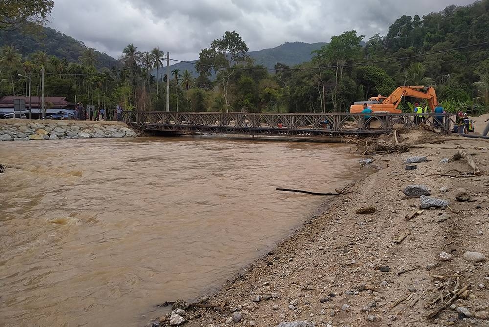 Penduduk berharap benteng lebih kukuh dibina di sepanjang Sungai Kupang bagi mengelakkan kejadian banjir berulang.