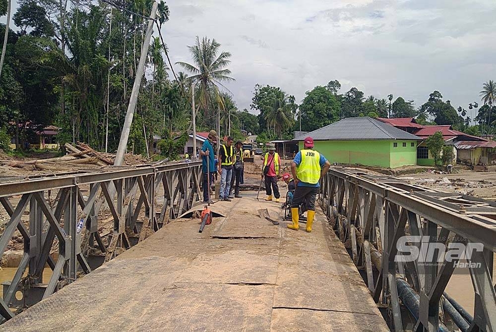 Kerja baik pulih jambatan Bailey, Kampung Iboi, Kupang, Baling sedang dilakukan.