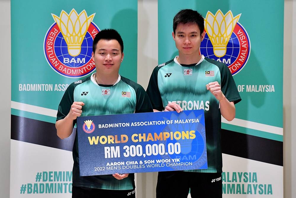 Aaron dan Wooi Yik menerima insentif daripada BAM di Akademi Badminton Malaysia pada Rabu. - Foto Bernama