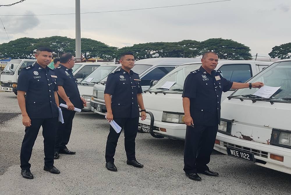 Ramli (kanan) menunjukkan van jenis Nissan Vanette yang dirampas daripada tiga lelaki pada sidang media di IPD Kuala Selangor pada Rabu.