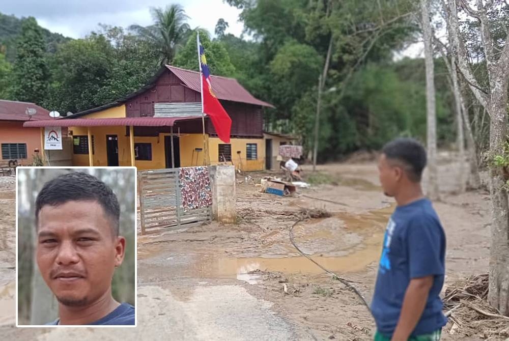 Mohd Nazrol melihat kesan banjir di hadapan rumahnya di Kampung Padang Empang Kupang Baling.