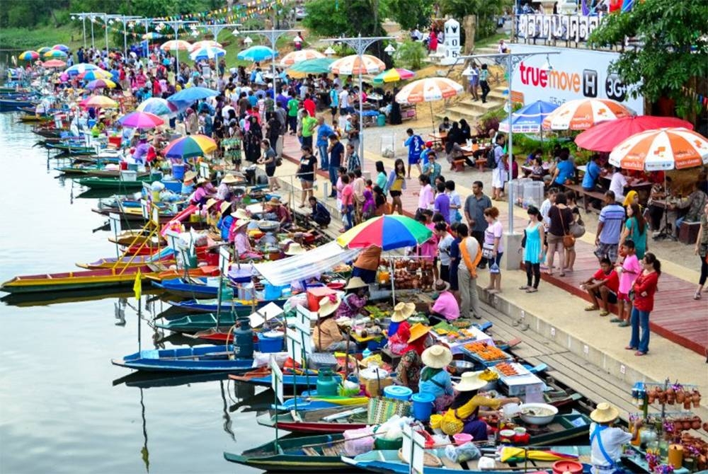 Pasar terapung (floating market) Khlong Hae Floating antara destinasi popular kembali sesak dengan pelancong. - Foto 123RF.