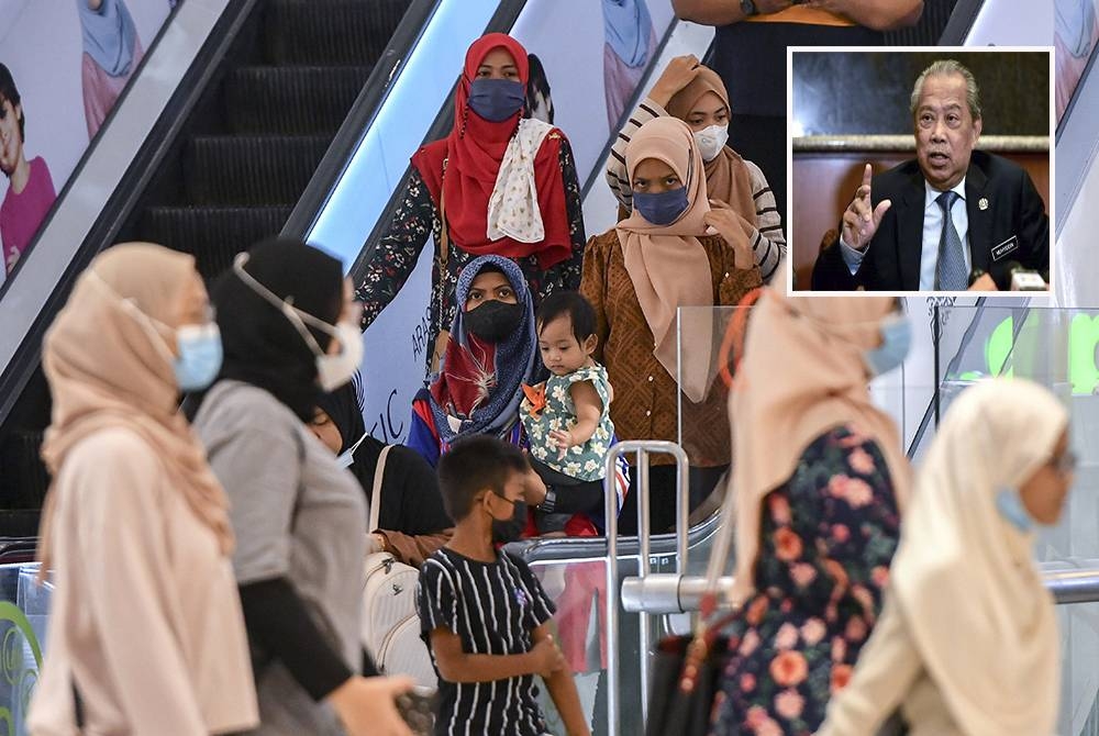 Orang ramai dilihat masih memakai pelitup muka semasa tinjauan di sebuah pusat beli-belah di Kuala Terengganu. -Foto Bernama. (Gambar kecil : Muhyiddin