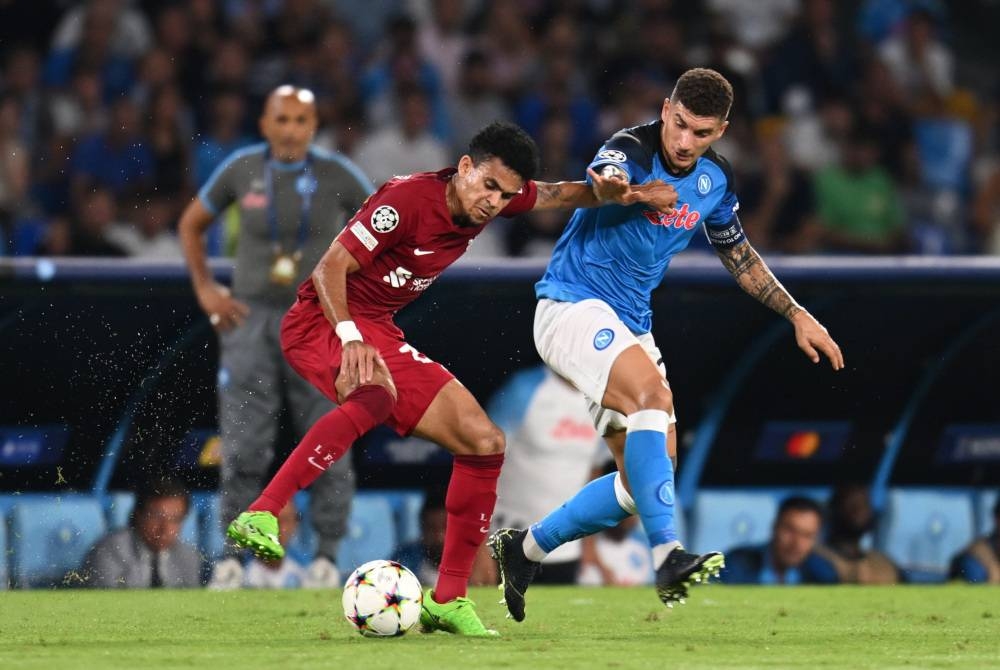 Penyerang Liverpool, Luis Diaz (kiri) cuba melepasi pertahanan Napoli, Giovanni Simeone pada aksi Liga Juara-Juara di Naples pada Khamis. - Foto EPA