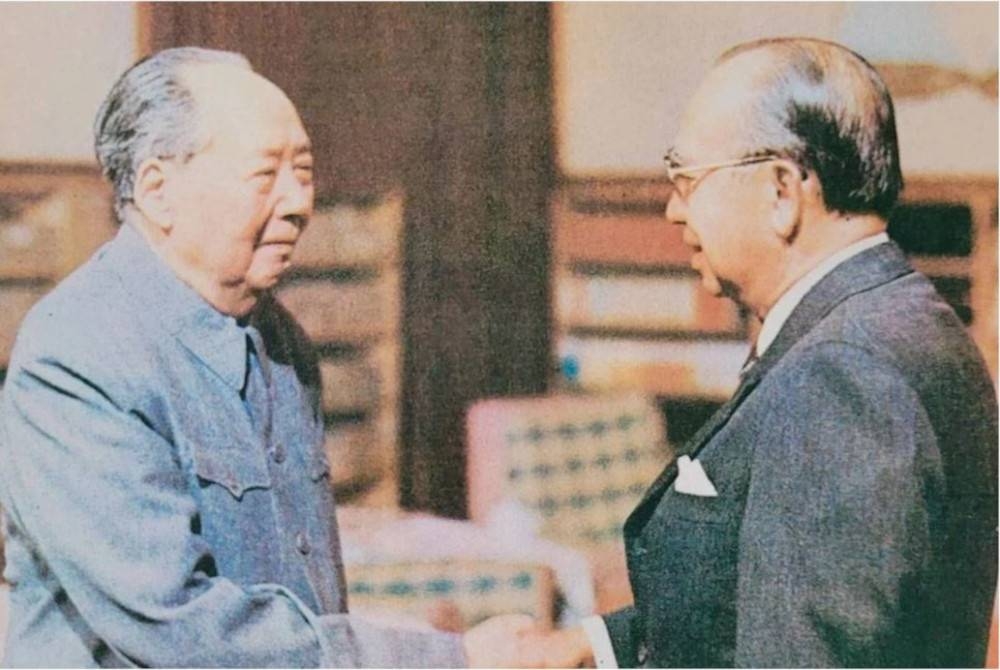 Tun Abdul Razak (kanan) mengadakan pertemuan luar jadual dengan Tse-tung sewaktu lawatan bersejarahnya ke China pada 1974.