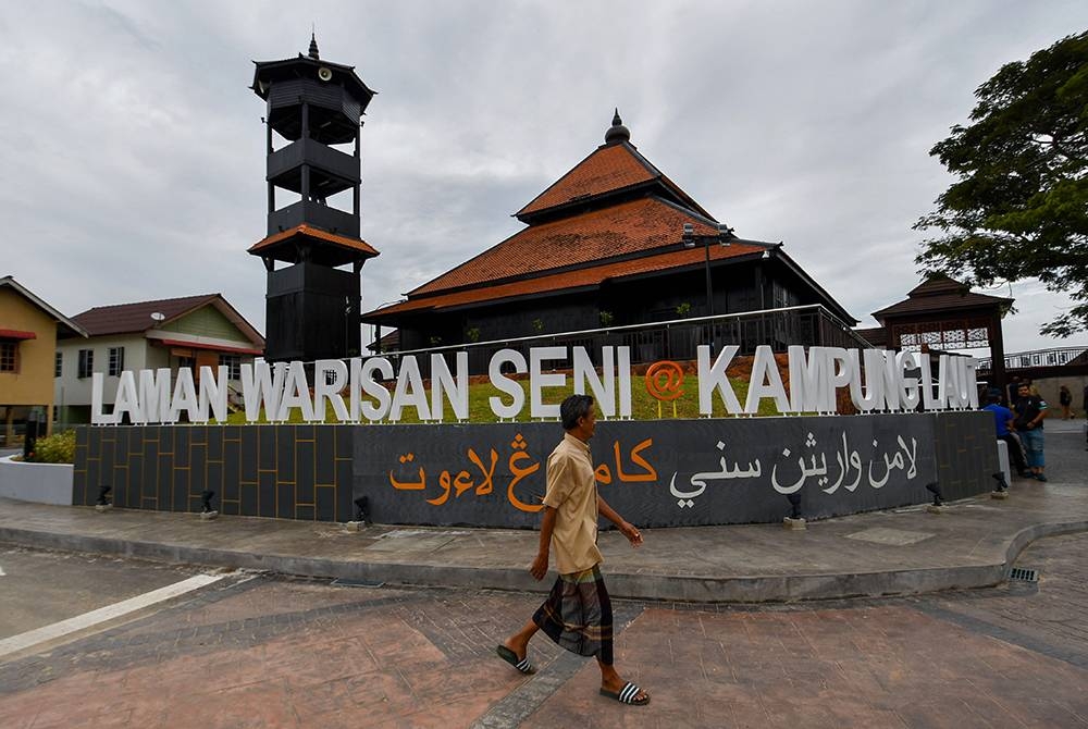 Masjid Kampung Laut, antara masjid tertua di Asia Tenggara yang dipindahkan dari Nilam Puri, Kota Bharu ke lokasi asal di Kampung Laut. - Foto Bernama