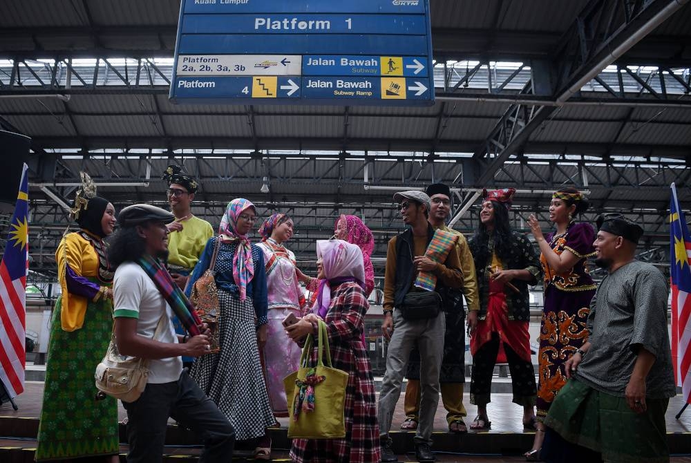 Program &#039;flash mob&#039; Keretapi Sarong 2022 kini kembali bagi menyemarakkan sambutan Hari Malaysia pada 16 September ini bertema &#039;Retro Kuala Lumpur&#039; pada Khamis. - Foto Bernama