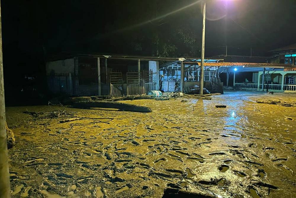 Keadaan selut tebal meliputi kawasan penempatan penduduk selepas banjir surut. - Foto Ihsan APM Kedah