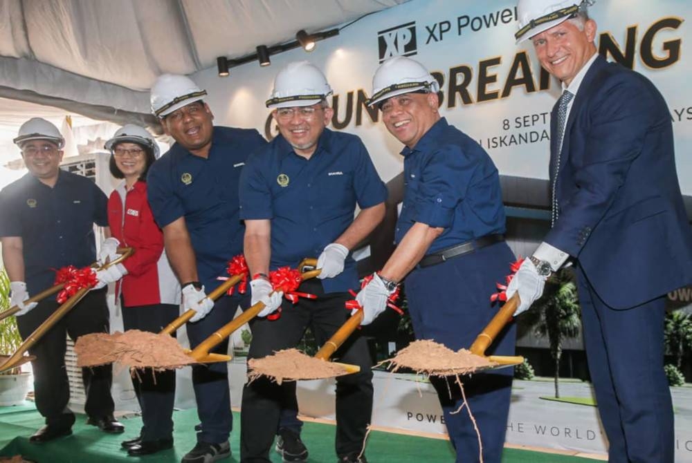 Saarani (dua dari kanan) merasmikan Majlis Pecah Tanah Pembinaan Kilang XP Power (M) Sdn Bhd di Taman Perindustrian Farmaseutikal di Seri Iskandar pada Khamis.