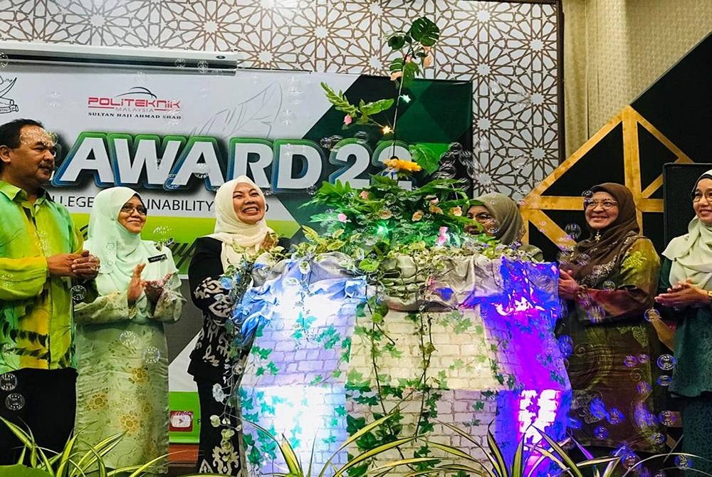 Shahaniza (tiga dari kiri) mewakili Wan Rosdy bagi merasmikan Majlis Penutupan MPCCsustAward22 di Dewan Sri Mahkota, Politeknik Sultan Haji Ahmad Shah, Semambu pada Khamis.