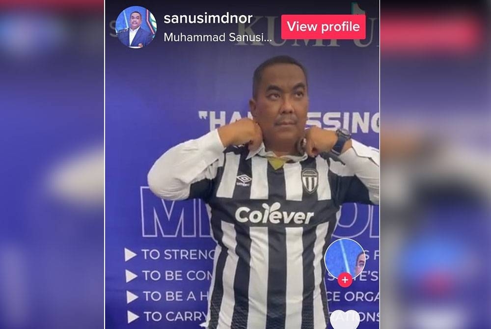 Tangkap layar akaun TikTok rasmi Muhamamd Sanusi menggayakan jersi Terengganu FC dalam satu majlis.