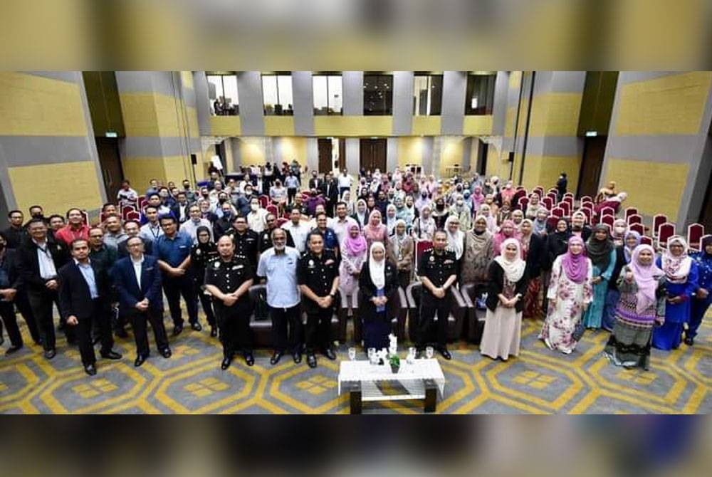 Noraini (tengah) bergambar bersama kakitangan dan jemputan selepas merasmikan OACP MPK 2022-2026 di Dewan Hamzah, Klang pada Khamis.