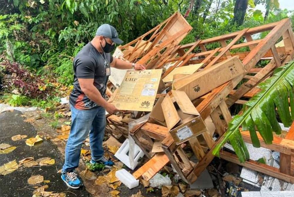 Anggota Unit Urban Force (Special Team) MBPJ mengesan longgokan sampah di tempat awam di Jalan PJS 1/21A sebelum berjaya mengesan individu terbabit.