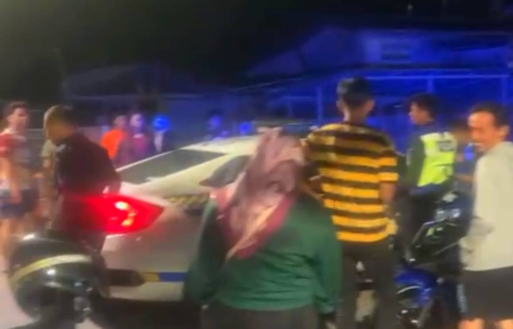 Tangkap layar menunjukkan kekecohan yang berlaku selepas seorang lelaki didakwa ingin menculik seorang kanak-kanak berhampiran Dataran Masjid Muhammadi di Kota Bharu pada Khamis.