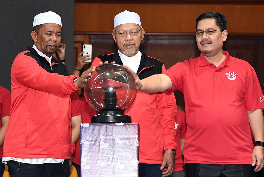 Ahmad Yakob (tengah) pada gimik perasmian penyerahan bendera negeri kepada kontinjen Kelantan ke Sukma 2022 pada Khamis. -Foto Bernama