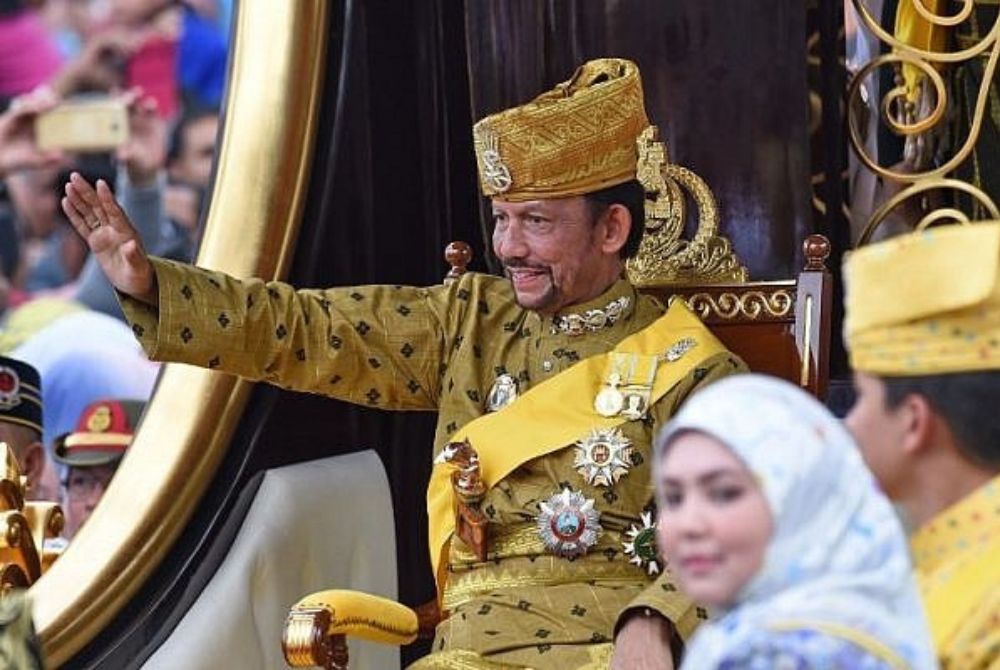 Sultan Hassanal Bolkiah kini menjadi pemerintah diraja paling lama berkhidmat di dunia. - Foto AFP