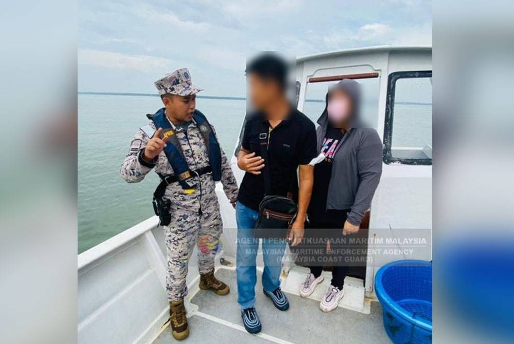 Maritim Selangor menahan sebuah bot penumpang yang dibawa seorang lelaki yang gagal mengemukakan dokumen sah ketika diperiksa di berhampiran Tanjung Harapan di sini pada Jumaat.