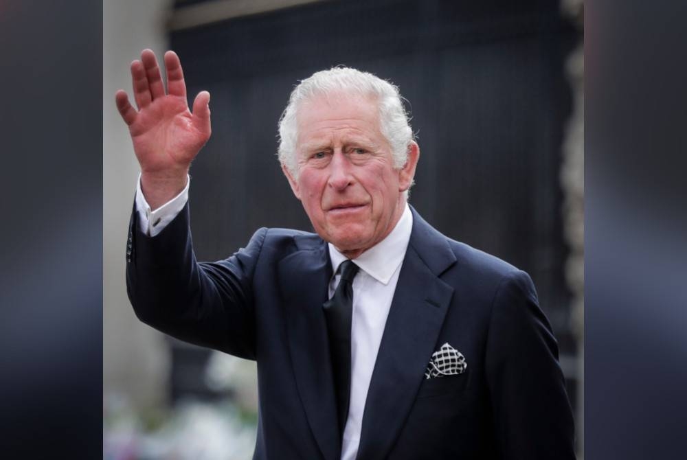 Raja Charles III melambai kepada orang ramai ketika tiba di Istana Buckingham di London, Britain pada Jumaat.