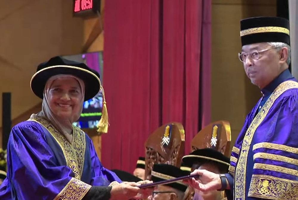 Al-Sultan Abdullah berkenan menganugerahkan gelaran Profesor Emeritus kepada Dr Normah semasa Istiadat Konvokesyen UiTM ke-94 di Dewan Agong Tuanku Canselor (DATC), di sini pada Sabtu.