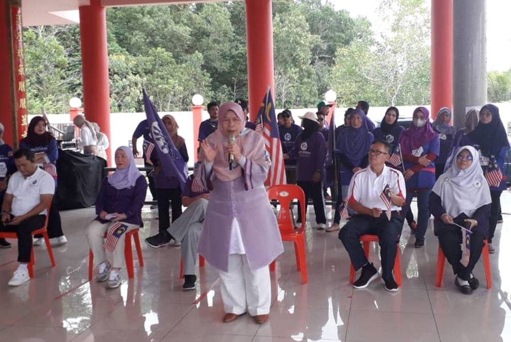 Zuraida berucap dalam program bertemu masyarakat setempat dan memberi bantuan kepada 16 keluarga di Tokong Lian Hua San Thai Zhi, Taman Kota Masai, Pasir Gudang, pada Sabtu.