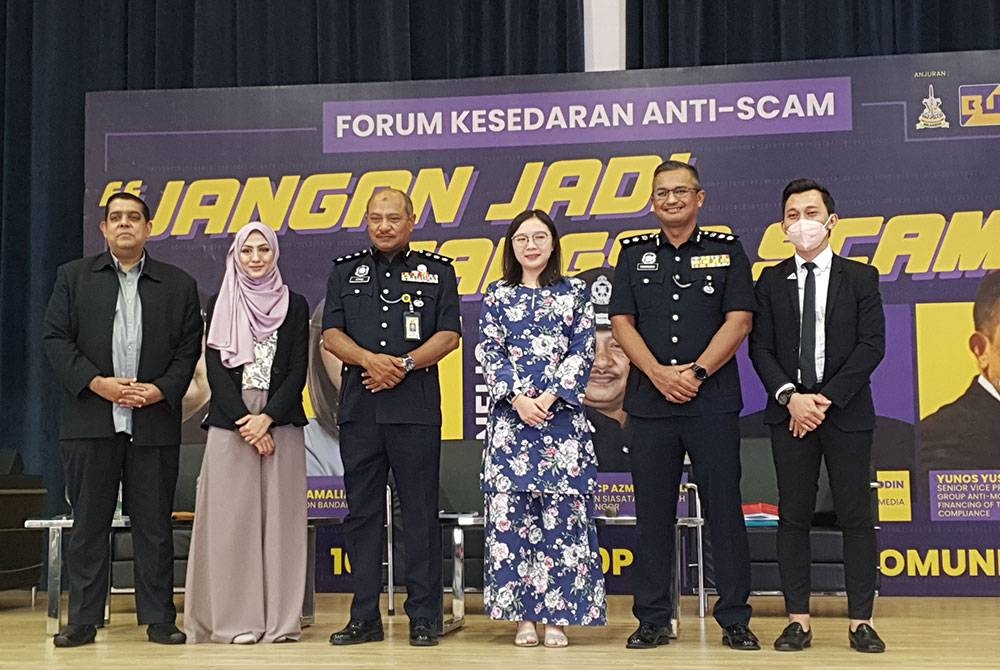 Azman bergambar selepas merasmikan Forum Kesedaran Anti Scam &amp;#039;Jangan Jadi Mangsa Scam!&amp;#039; pada Sabtu