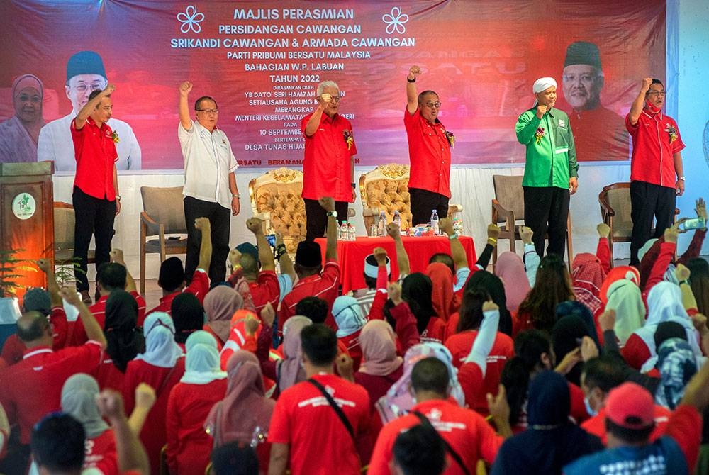 Hamzah (tiga, kiri) pada Majlis Perasmian Persidangan Srikandi Cawangan dan Armada Cawangan Bersatu Wilayah Persekutuan Labuan 2022 pada Sabtu. - Foto Bernama