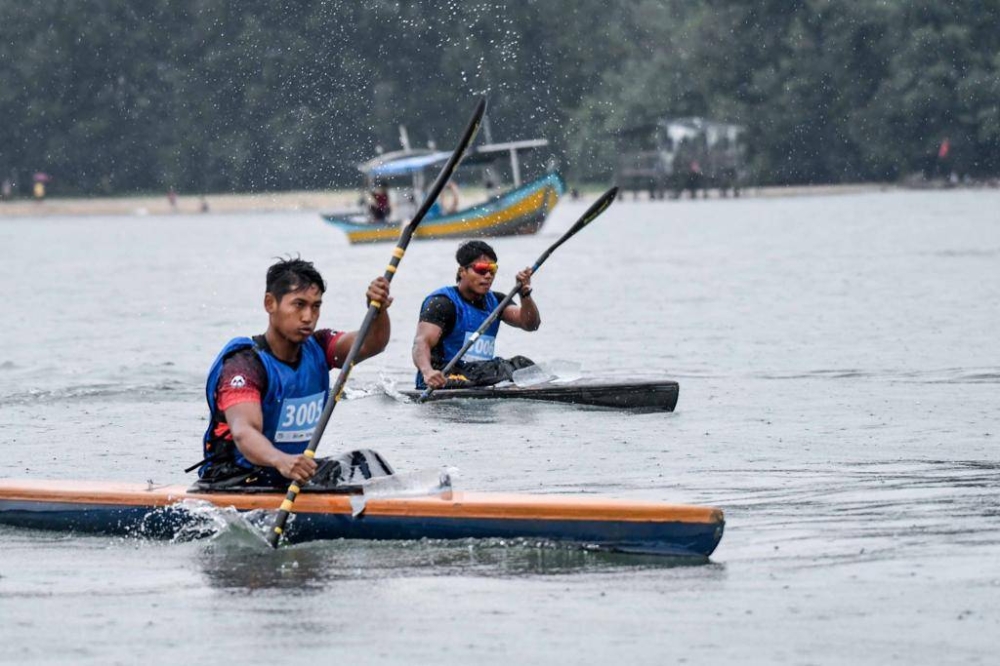 Daing (kiri) bersaing hebat dengan Adib pada Peringkat 4 POPIC 2022 di Pantai Cherating, Kuantan pada Sabtu. - Foto POPIC 2022