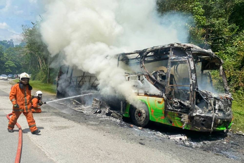 Anggota bomba menjalankan operasi pemadaman ke atas sebuah bas terbakar di Kilometer 35 Jalan Raya Timur Barat dekat Hentian Titiwangsa, pada Sabtu. - Foto: Bomba Perak