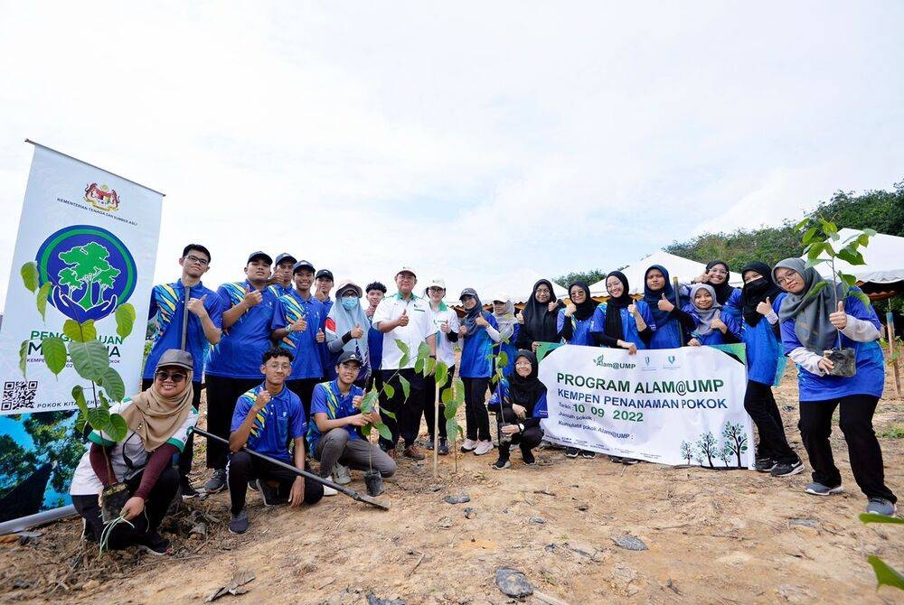 Dr Nurul Hazlina ( tengah) dan Pengarah Urusan NGPP, Datuk Lim Thiam Huat bersama para sukarelawan Program Penanaman Pokok sempena Kempen Penanaman 100 Juta Pokok di Tasik Chini, Pekan pada Sabtu.