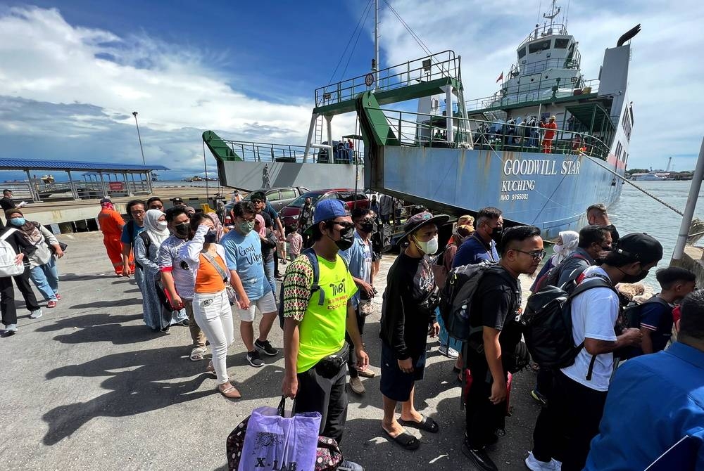 Keadaan sesak dengan ratusan pengembara serta kenderaan penumpang di pintu masuk dan keluar terminal Feri RORO, Terminal Feri Antarabangsa Labuan.