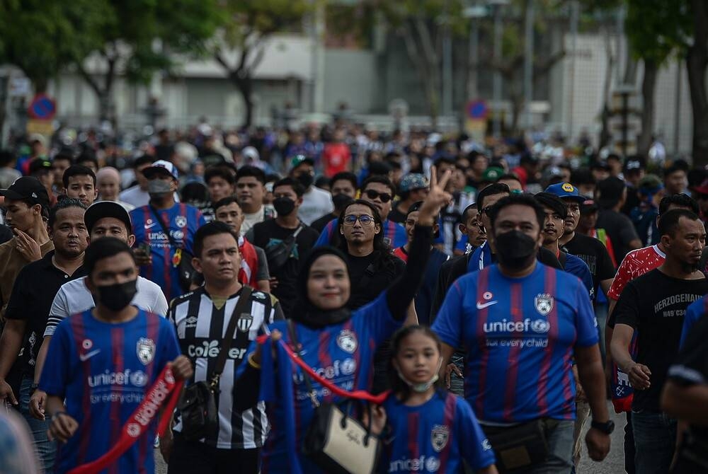 Suasana para penonton yang hadir bagi menyaksikan perlawanan Final Piala FA, JDT menentang Terengganu FC di Stadium Nasional Bukit Jalil pada Sabtu.